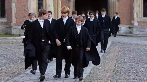 校服承擔(dān)育人功能，但為何中國(guó)校服卻承擔(dān)管理功能？