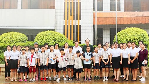 《南國(guó)早報(bào)》小記者團(tuán)走進(jìn)百裕集團(tuán)生產(chǎn)中心，探訪“學(xué)生裝”奧秘